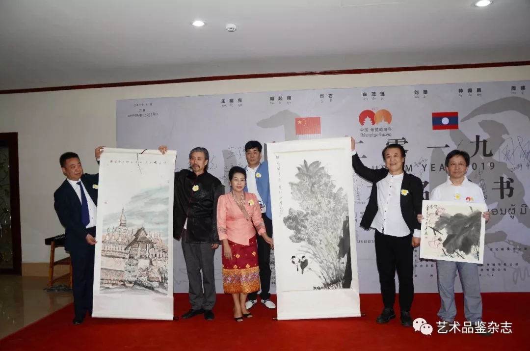 艺术家刘墨先生(右一)、周起翔先生(左二)、巨石先生(右二)为老挝国家博物馆捐赠作品.webp.jpg