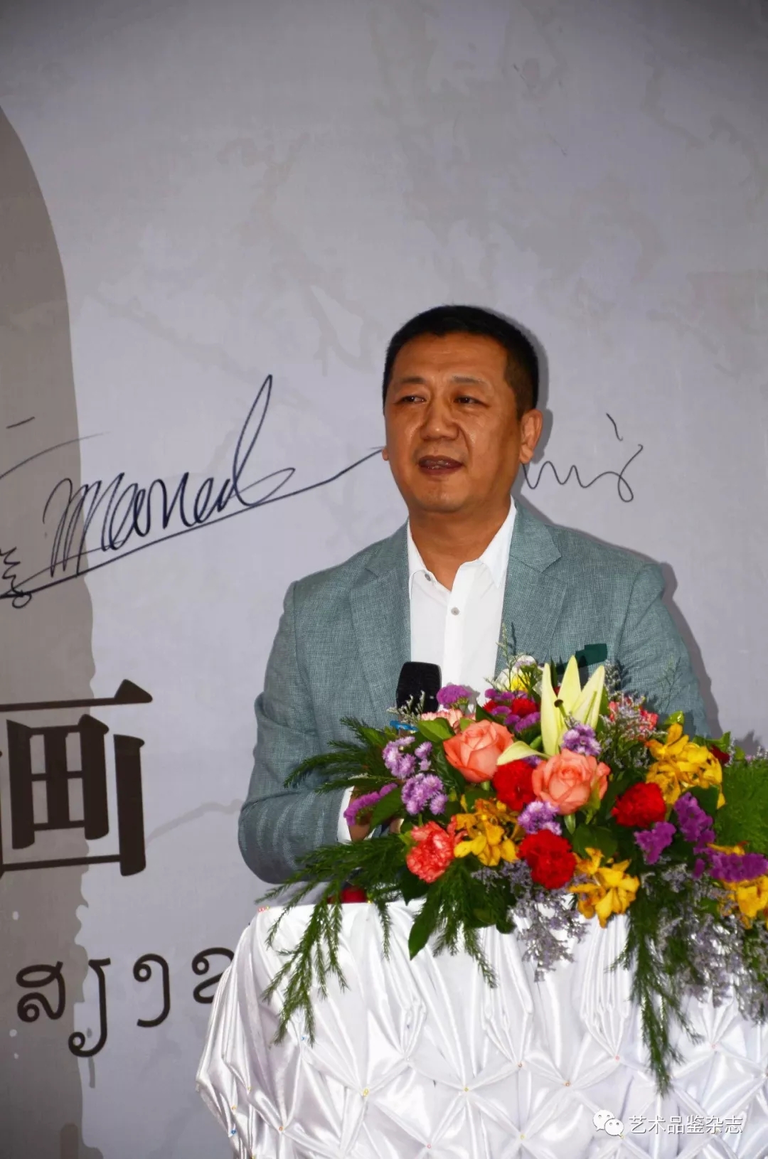 西安美术学院研究生处处长钟国昌宣读四川美术学院院长庞茂琨先生贺词.webp.jpg