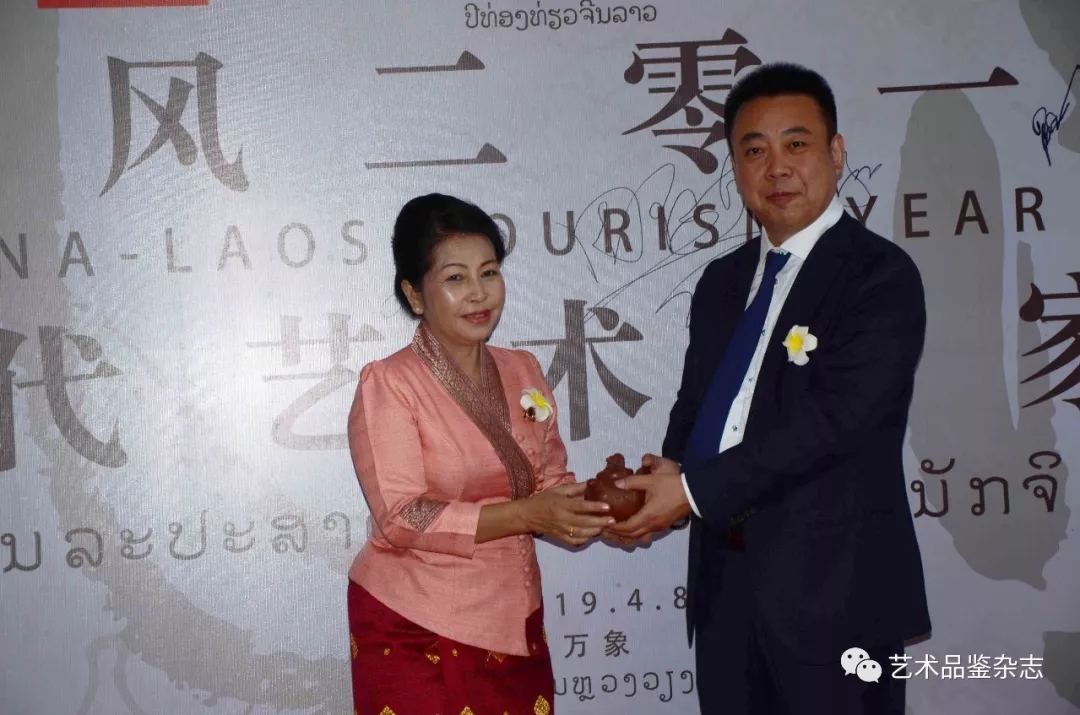 西安默艺空间文化传播有限公司董事长田向东先生代表著名艺术家吴俊杰先生为老挝国家博物馆捐赠紫砂壶一把.webp.jpg
