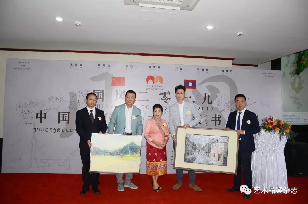艺术家钟国昌先生(左二)、周彧之先生(右二)为老挝国家博物馆捐赠作品.webp.jpg
